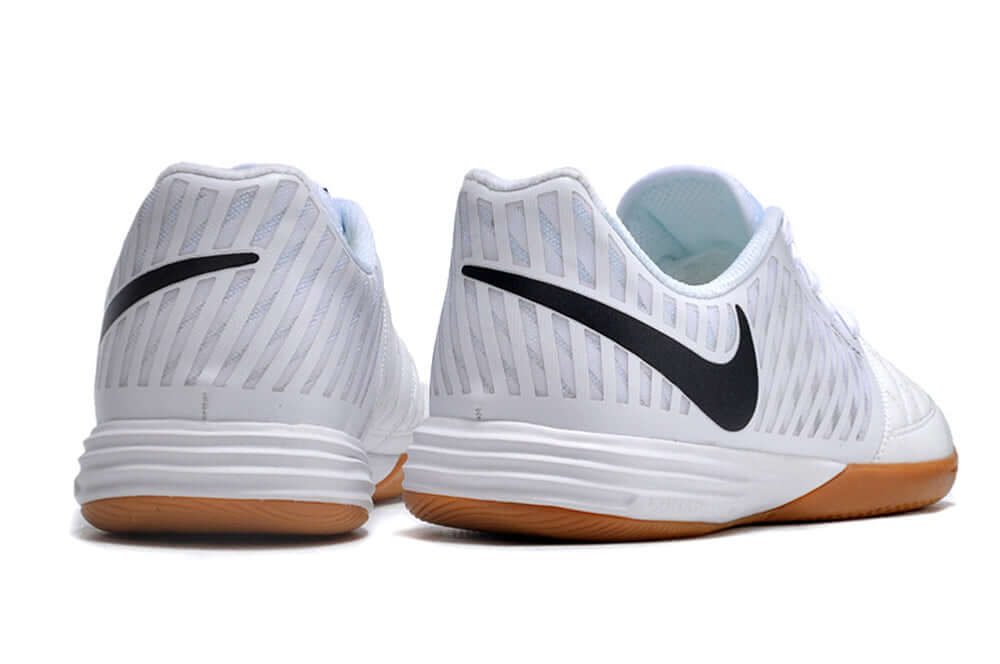 Chuteira Futsal Nike Lunar Gato IC - Branca vista traseira com design moderno e sola de borracha