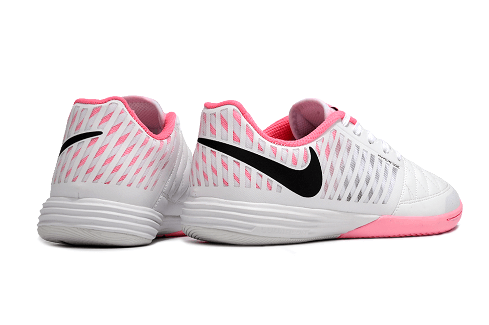 Chuteira Futsal Nike Lunar Gato IC - Branco e Rosa com design moderno e tecnológico para pisos de futsal.