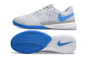 Chuteira Futsal Nike Lunar Gato IC - Cinza e Azul com design elegante e sola de tração superior.