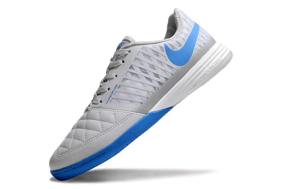 Chuteira Futsal Nike Lunar Gato IC - Cinza e Azul em ângulo lateral, mostrando design e cores.