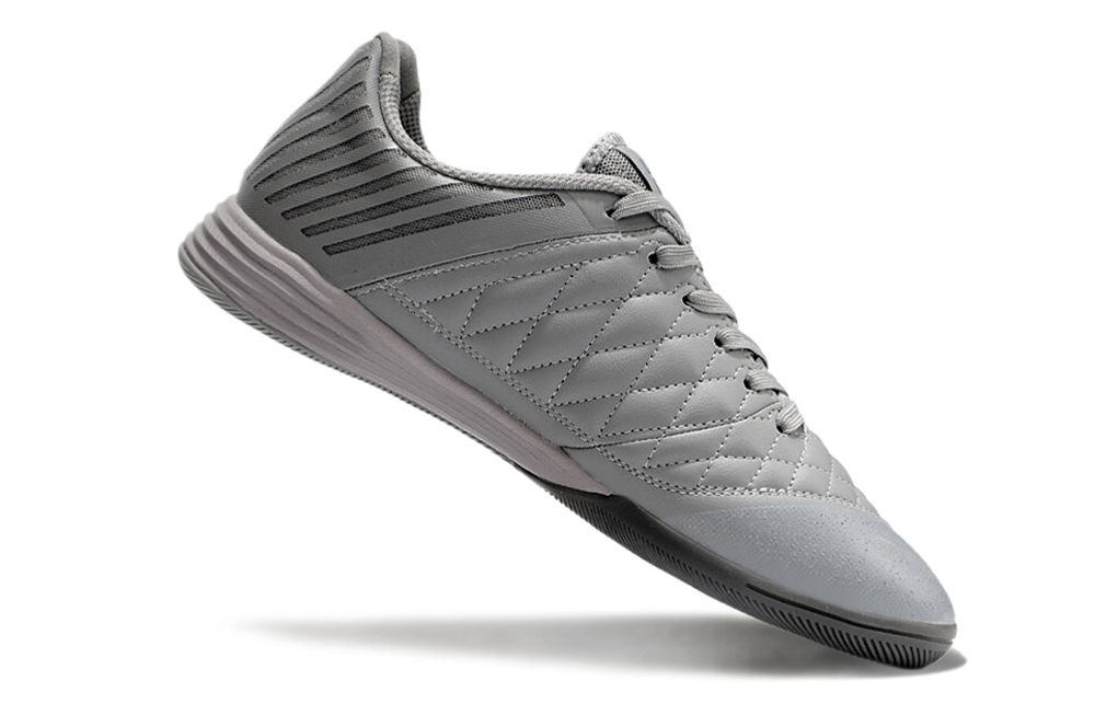 Chuteira Futsal Nike Lunar Gato IC - Cinza e Roxa em ângulo, destacando seu design e tecnologia.