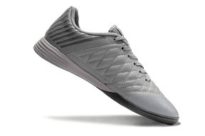 Chuteira Futsal Nike Lunar Gato IC - Cinza e Roxa em ângulo, destacando seu design e tecnologia.