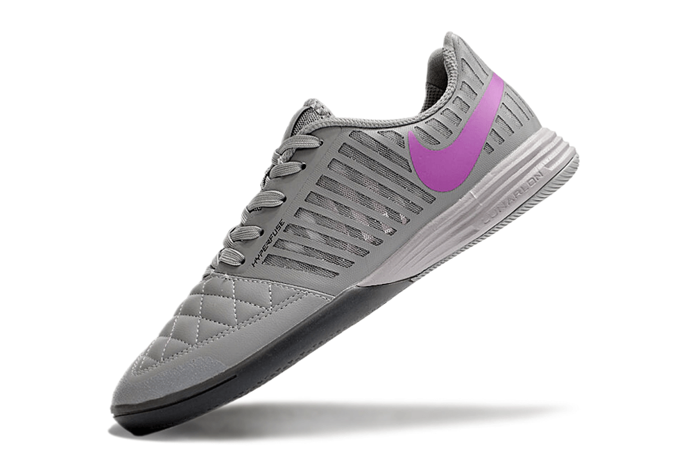 Chuteira Futsal Nike Lunar Gato IC - Cinza e Roxa em uma vista lateral, destacando o design e as cores.