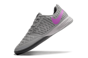 Chuteira Futsal Nike Lunar Gato IC - Cinza e Roxa em uma vista lateral, destacando o design e as cores.