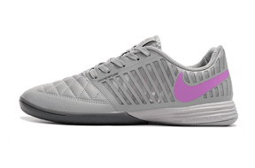 Chuteira Futsal Nike Lunar Gato IC - Cinza e Roxa com design moderno e conforto para jogadores.