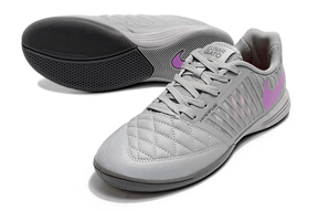 Chuteira Futsal Nike Lunar Gato IC - Cinza e Roxa, destaque em design e performance para jogadores.