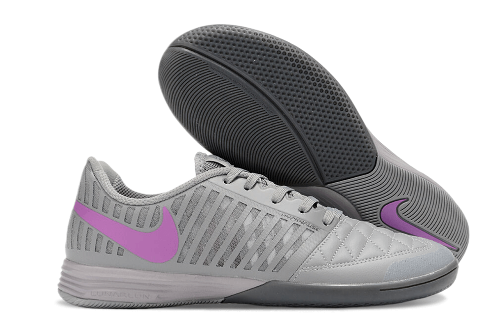 Chuteira Futsal Nike Lunar Gato IC - Cinza e Roxa com design moderno e sola de borracha.