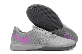Chuteira Futsal Nike Lunar Gato IC - Cinza e Roxa com design moderno e sola de borracha.