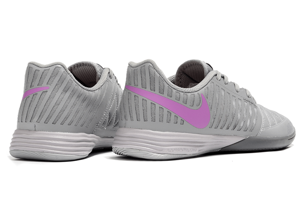 Chuteira Futsal Nike Lunar Gato IC - Cinza e Roxa na vista lateral com design elegante e desempenho superior.