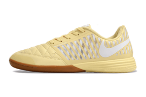 Chuteira Futsal Nike Lunar Gato IC - Creme, com design amarelo e sola antiderrapante, ideal para futsal em pisos internos.