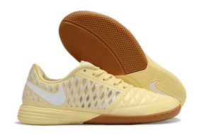 Chuteira Futsal Nike Lunar Gato IC - Creme com design leve e sola em borracha para melhor tração em jogos de futsal.