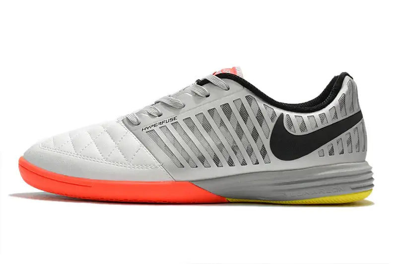 Chuteira Futsal Nike Lunar Gato IC em cores cinza e laranja, ideal para futsal de alto desempenho.