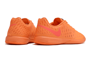Chuteira Futsal Nike Lunar Gato IC - Laranja na cor vibrante laranja, vista posterior, com detalhes em rosa.