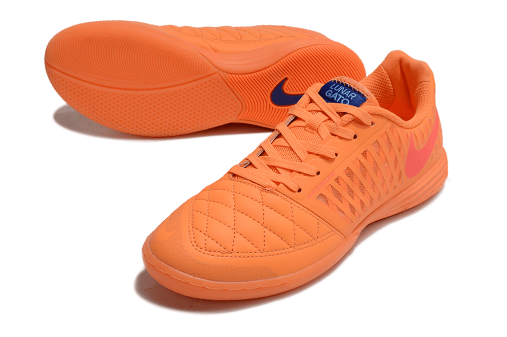 Chuteira Futsal Nike Lunar Gato IC - Laranja em detalhe, destaque para a cor vibrante e design esportivo.