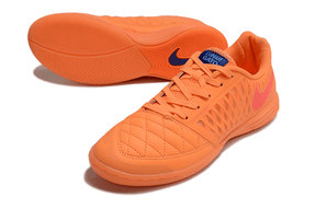 Chuteira Futsal Nike Lunar Gato IC - Laranja em detalhe, destaque para a cor vibrante e design esportivo.