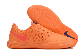 Chuteira Futsal Nike Lunar Gato IC - Laranja com design vibrante e sola IC ideal para futsal.