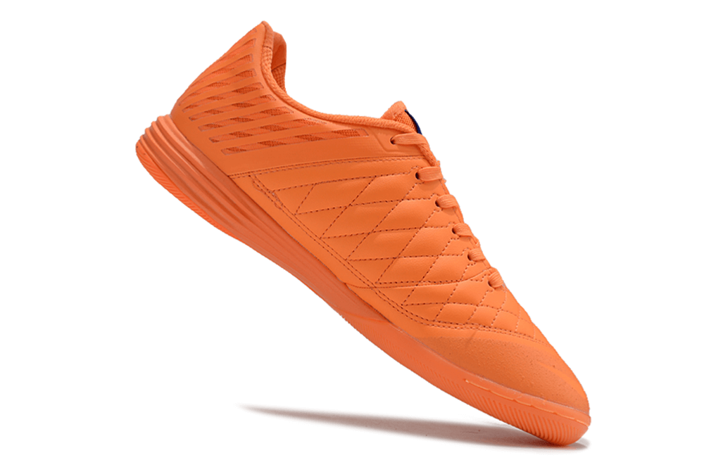Chuteira Futsal Nike Lunar Gato IC - Laranja em destaque com design vibrante e sola para quadra interna.