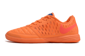 Chuteira Futsal Nike Lunar Gato IC - Laranja em destaque, ideal para desempenho em quadra.