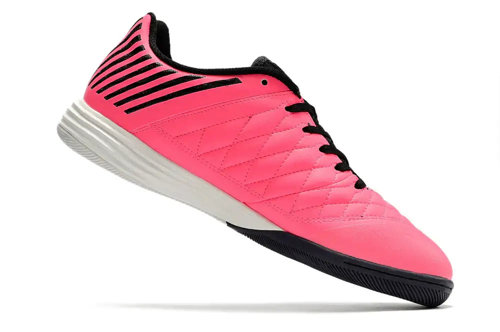 Chuteira Futsal Nike Lunar Gato IC em rosa, ideal para alto desempenho no futsal em piso indoor.
