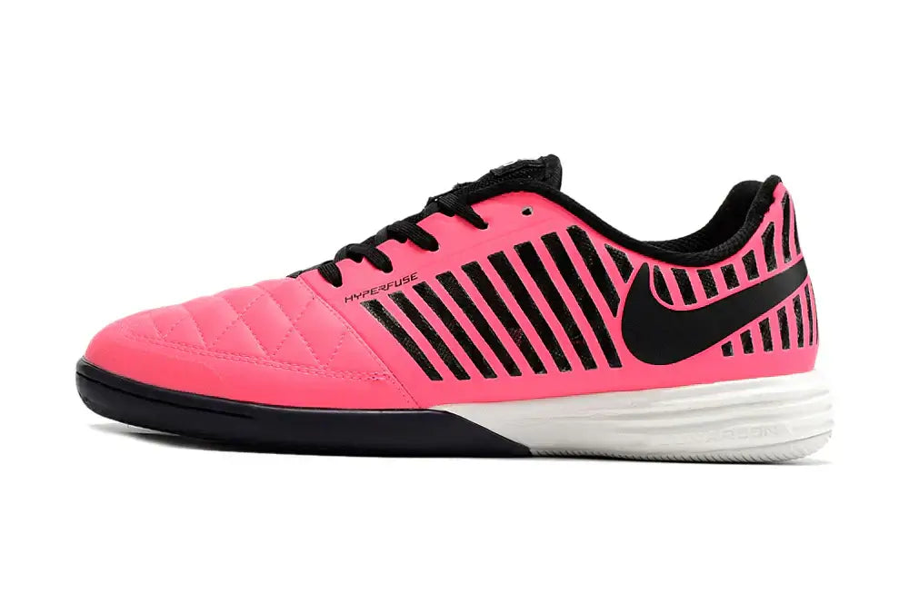Chuteira Futsal Nike Lunar Gato IC em cor rosa com detalhes em preto, ideal para alto desempenho em futsal.
