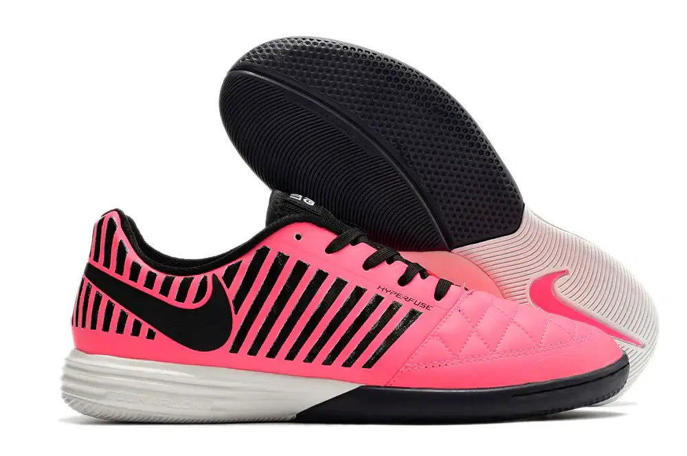 Chuteira Futsal Nike Lunar Gato IC em rosa e preto com sola IC para alto desempenho em futsal.