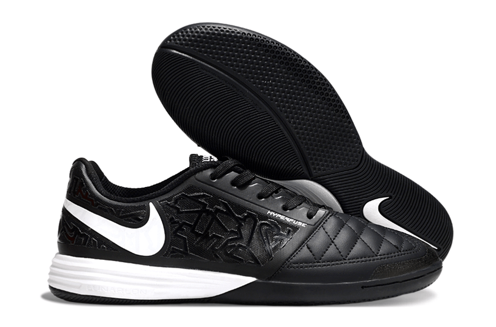 Chuteira Futsal Nike Lunar Gato IC - Preta e Branca com design preto e branco e sola de tração superior.