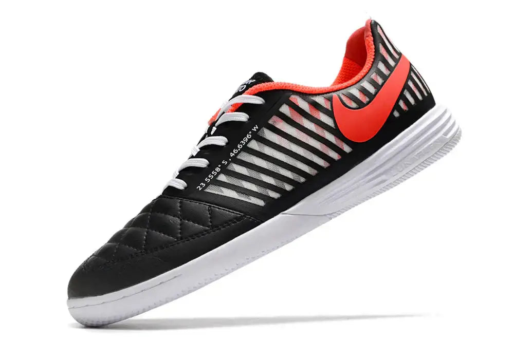 Chuteira Futsal Nike Lunar Gato IC Preta, Laranja e Branca em ângulo, destacando design inovador e sola IC.