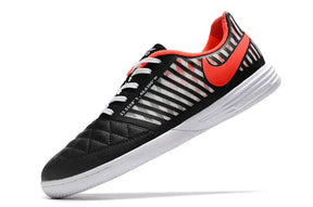 Chuteira Futsal Nike Lunar Gato IC Preta, Laranja e Branca em ângulo, destacando design inovador e sola IC.