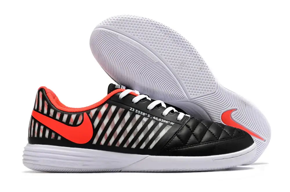 Chuteira Futsal Nike Lunar Gato IC Preta, Laranja e Branca com sola IC e design moderno em ação