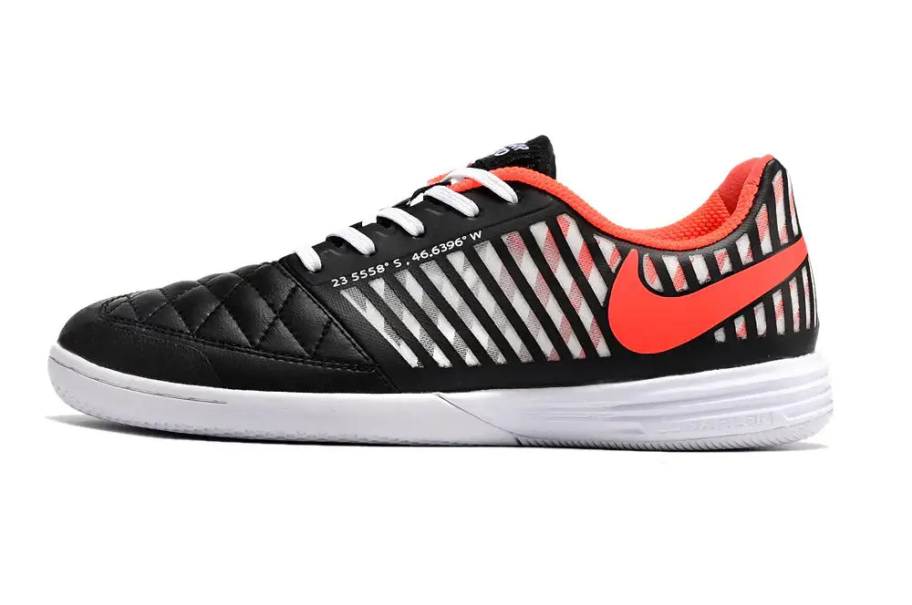 Chuteira Futsal Nike Lunar Gato IC Preta, Laranja e Branca com design moderno e sola IC para quadras internas.