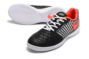 Chuteira Futsal Nike Lunar Gato IC Preta, Laranja e Branca com design moderno e sola IC para aderência em quadras.