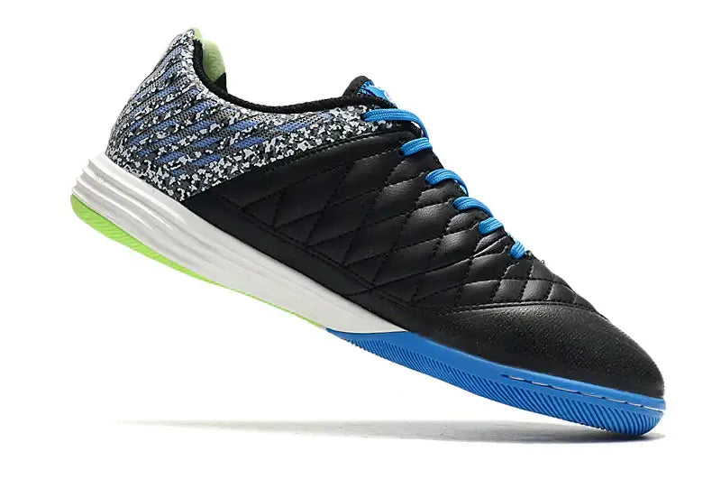 Chuteira Futsal Nike Lunar Gato IC Preta e Verde em ação, destacando seu design moderno e solado IC para quadras.