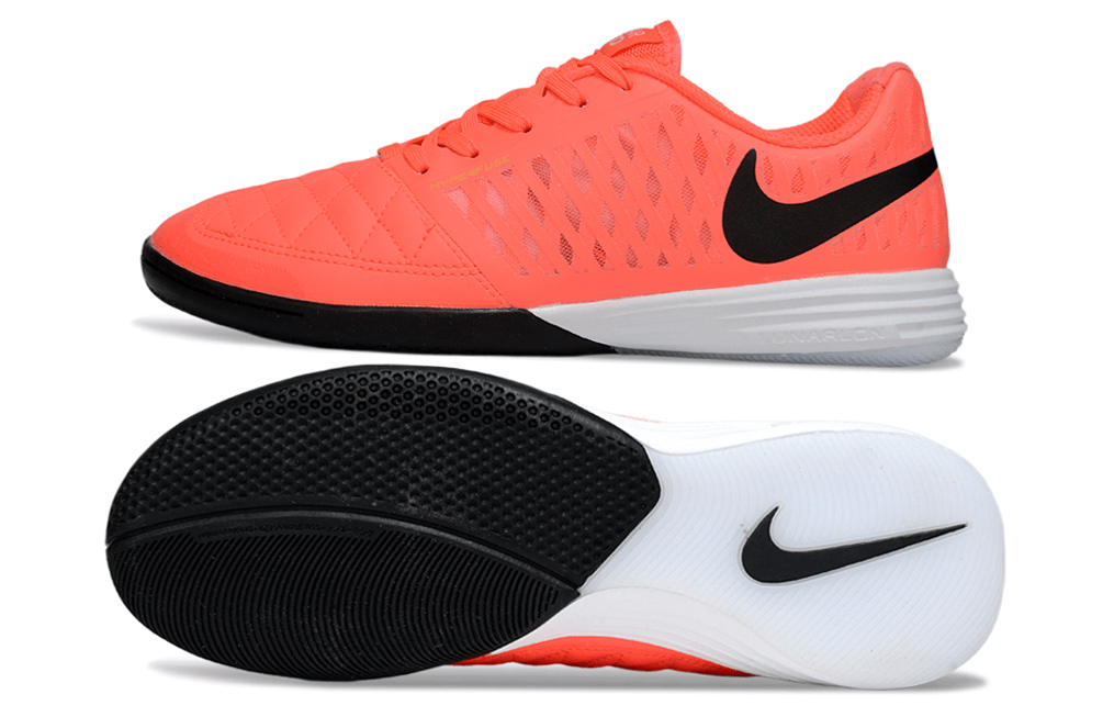 Chuteira Futsal Nike Lunar Gato IC - Rosa e Preta com design vibrante e sola de tração superior.