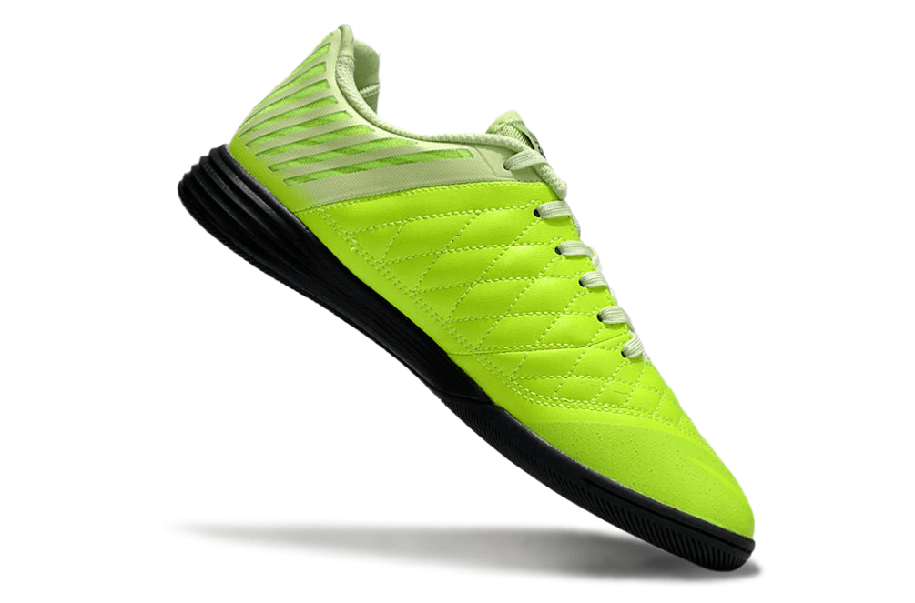 Chuteira Futsal Nike Lunar Gato IC - Verde e Preta em destaque com design moderno e tecnologia de desempenho.