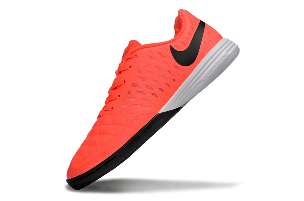 Chuteira Futsal Nike Lunar Gato IC - Rosa e Preta em destaque, com design vibrante e tecnologia inovadora.