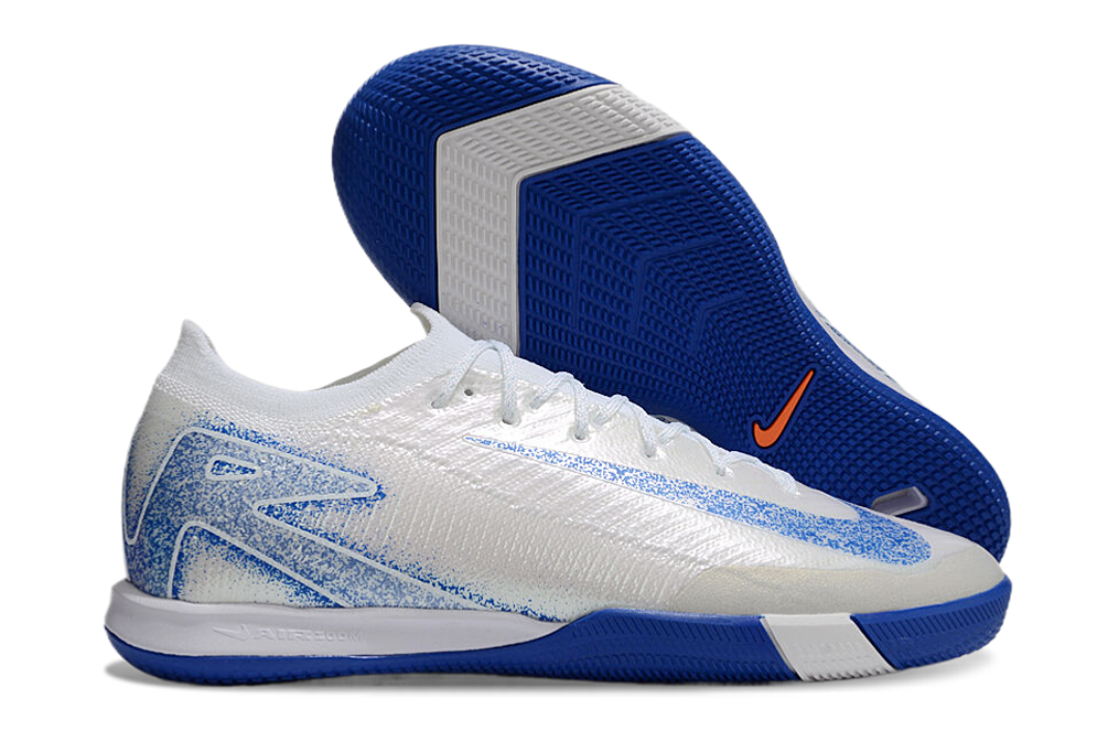 Chuteira Futsal Nike Mercurial Air Zoom Vapor 16 IC - Branca e Azul em detalhe, solado IC azul, design aerodinâmico.