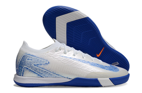Chuteira Futsal Nike Mercurial Air Zoom Vapor 16 IC - Branca e Azul em detalhe, solado IC azul, design aerodinâmico.