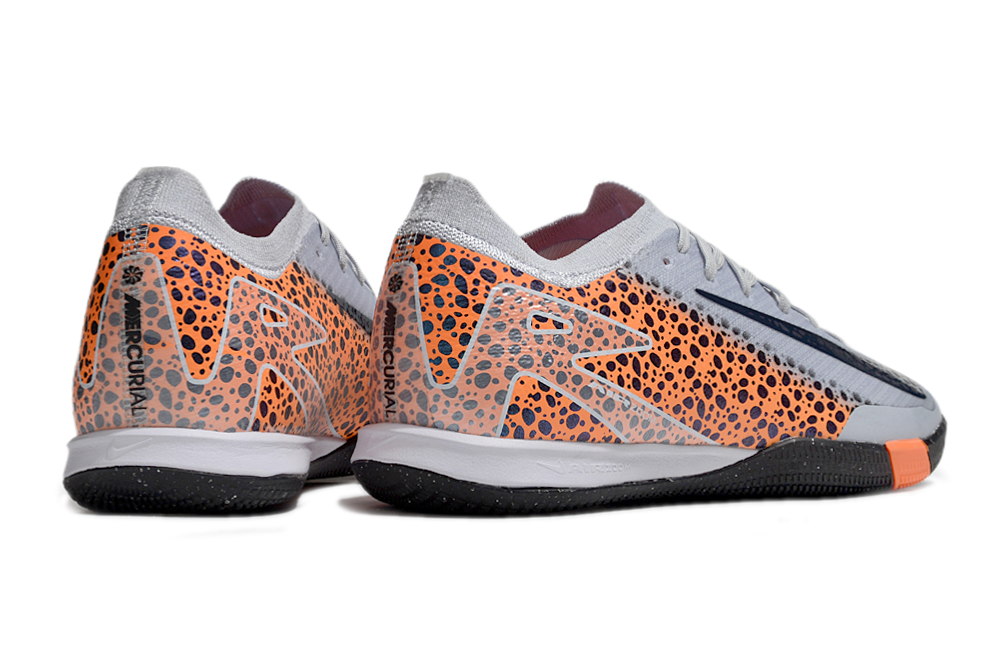 Chuteira Futsal Nike Mercurial Air Zoom Vapor 16 IC - Cinza e Laranja, design moderno e aerodinâmico.