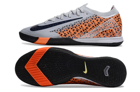 Chuteira Futsal Nike Mercurial Air Zoom Vapor 16 IC - Cinza e Laranja com design aerodinâmico e sola antiderrapante.