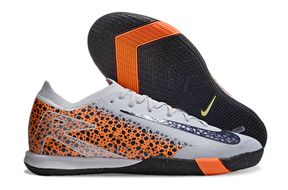 Chuteira Futsal Nike Mercurial Air Zoom Vapor 16 IC - Cinza e Laranja com design aerodinâmico e sola de alta tração.