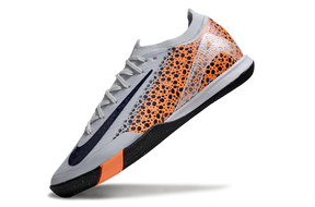 Chuteira Futsal Nike Mercurial Air Zoom Vapor 16 IC - Cinza e Laranja, com design aerodinâmico e cores modernas.