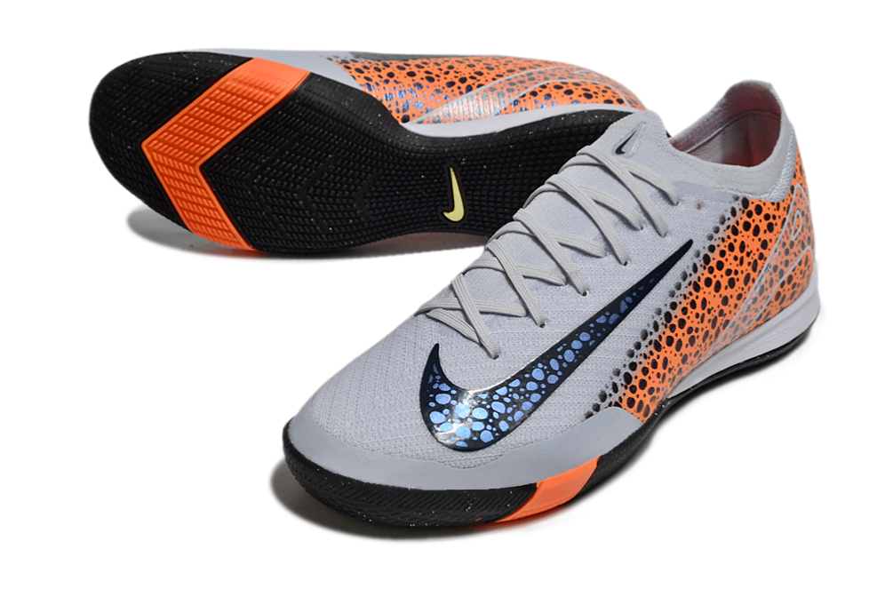 Chuteira Futsal Nike Mercurial Air Zoom Vapor 16 IC - Cinza e Laranja em detalhe, exibindo cores vibrantes e design aerodinâmico.