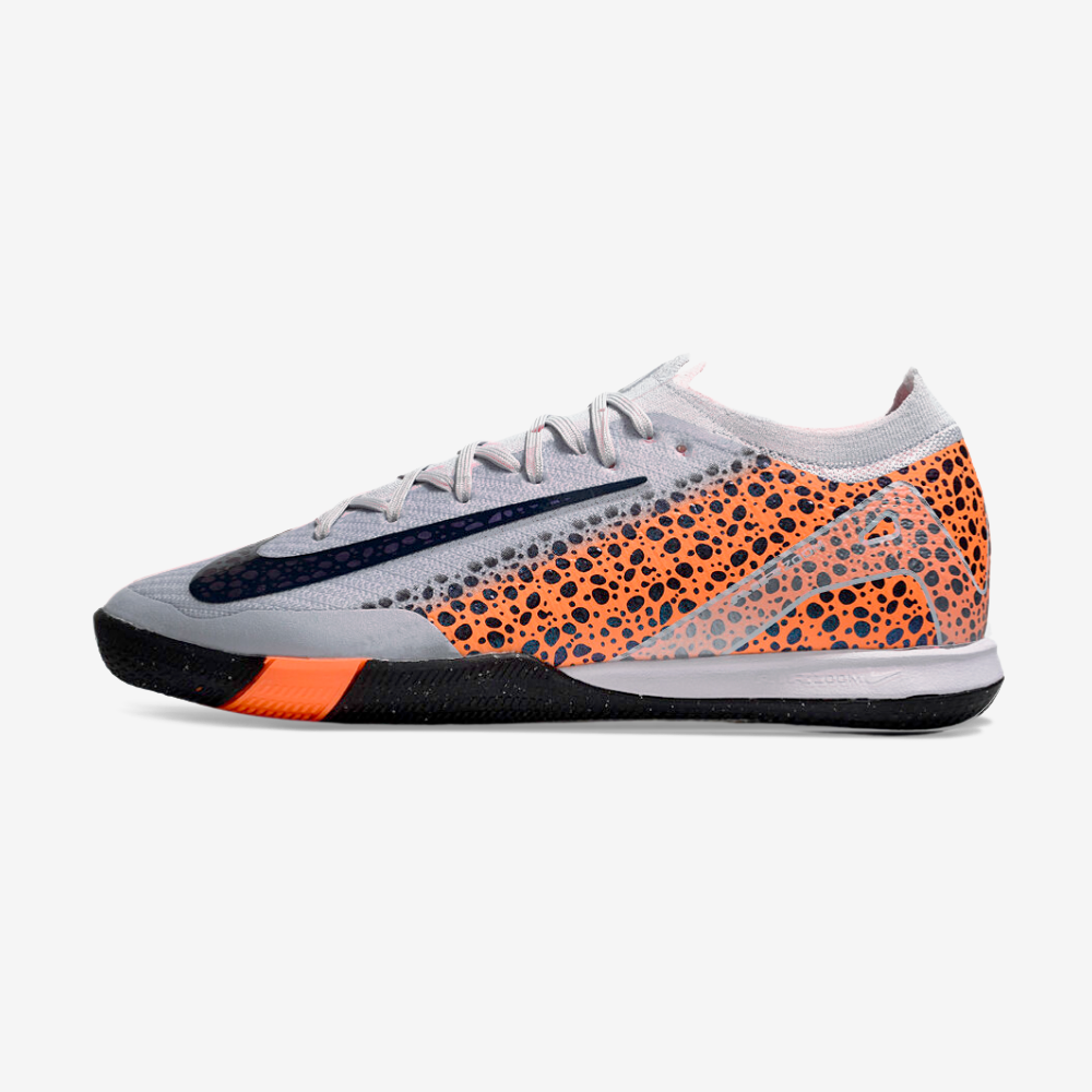 Chuteira Futsal Nike Mercurial Air Zoom Vapor 16 IC - Cinza e Laranja lateral com design moderno.