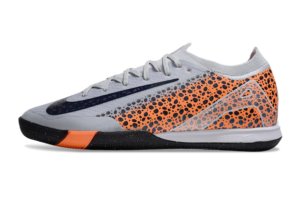 Chuteira Futsal Nike Mercurial Air Zoom Vapor 16 IC - Cinza e Laranja de lado em fundo branco.