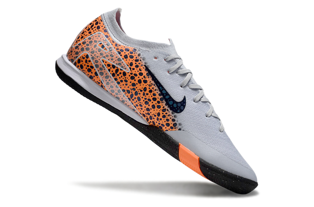 Chuteira Futsal Nike Mercurial Air Zoom Vapor 16 IC - Cinza e Laranja em destaque com design moderno.