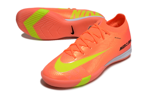 Chuteira Futsal Nike Mercurial Air Zoom Vapor 16 IC - Laranja e Verde em fundo branco.