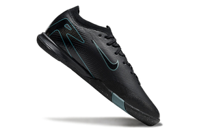 Chuteira Futsal Nike Mercurial Air Zoom Vapor 16 IC - Preta em ângulo, destacando a sua tecnologia e design moderno.