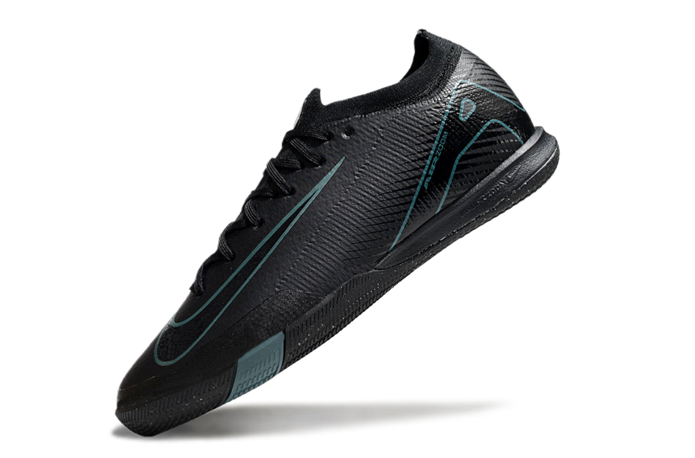 Chuteira Futsal Nike Mercurial Air Zoom Vapor 16 IC - Preta com design moderno e sola IC para aderência em pisos de futsal.