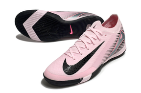 Chuteira Futsal Nike Mercurial Air Zoom Vapor 16 IC - Rosa e Preta vista lateral com detalhes em rosa e preto.