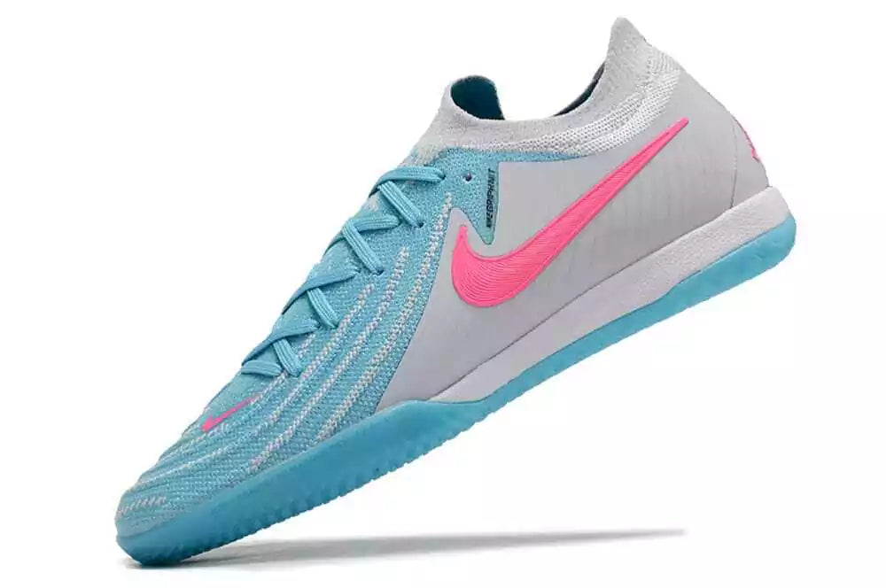 Chuteira Futsal Nike Phantom GX II IC Azul e Rosa com design moderno e sola para melhor aderência em quadras.